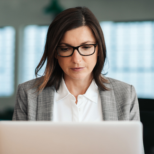 woman-looking-at-computer